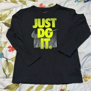Pre-owned boy Nike long Sleeve Shirt Size 6M (5-6Yrs)